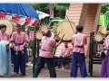 การตีกลองปู่จาโหมโรงงานพิธีบวงสรวงรำลึกประวัติศาสตร์เจ้าพ่อพญาวัง โดย พ่อครูบุญส่ง ศิริฤทธิ์จันทร์ ... Image 1