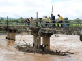 ร่วมกันกำจัดเศษกิ่งไม้ที่พาดคอสะพานฝายชลประทานแม่น้ำวัง ... Image 4